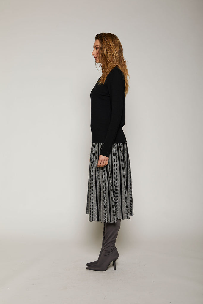 Maglia girocollo in pura lana con strass