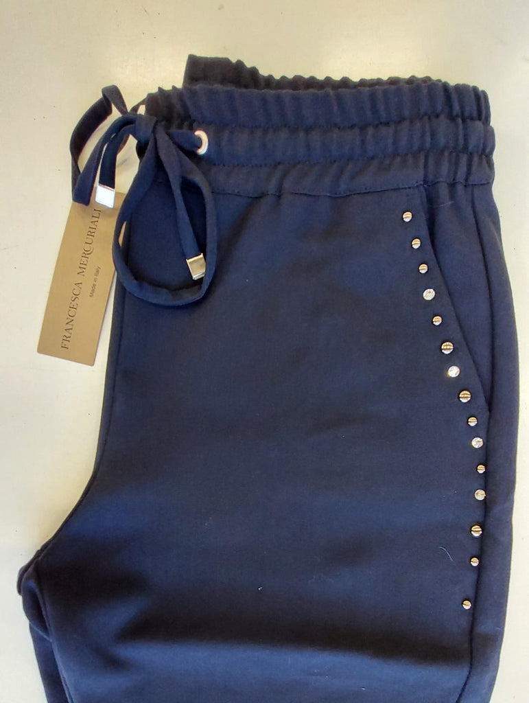 Pantalone in tessuto tecnico tasche con borchie/strass