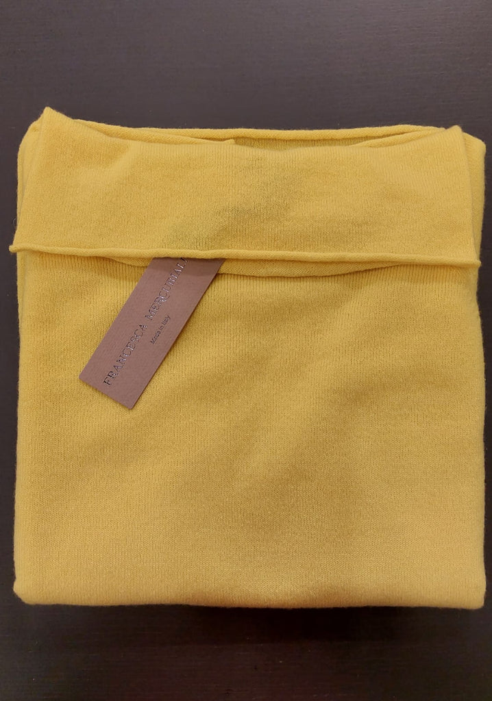 Maglia in filato lana e cashmere con borchie oro
