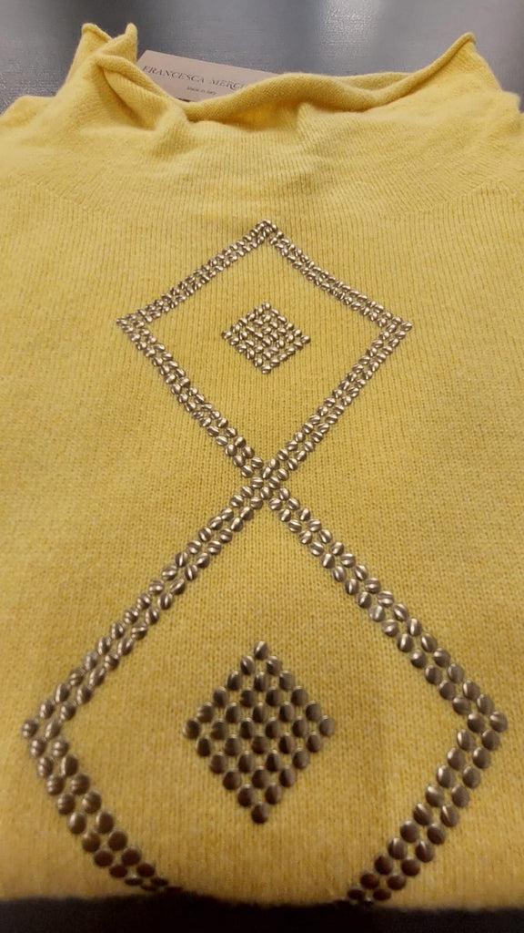 Maglia in filato lana e cashmere con borchie oro