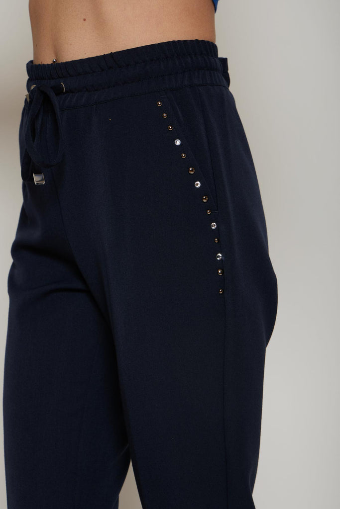 Pantalone in tessuto tecnico tasche con borchie/strass